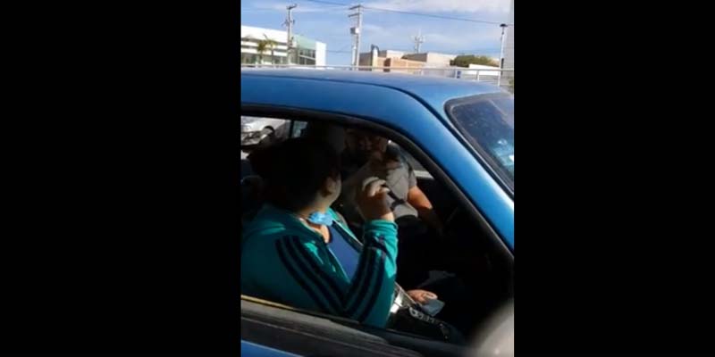 Hombre amenaza de muerte y arroja café hirviendo