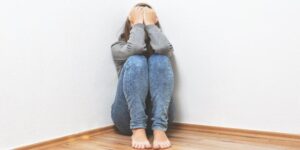 Mujer con ataque de ansiedad choca por “tener Covid-19”