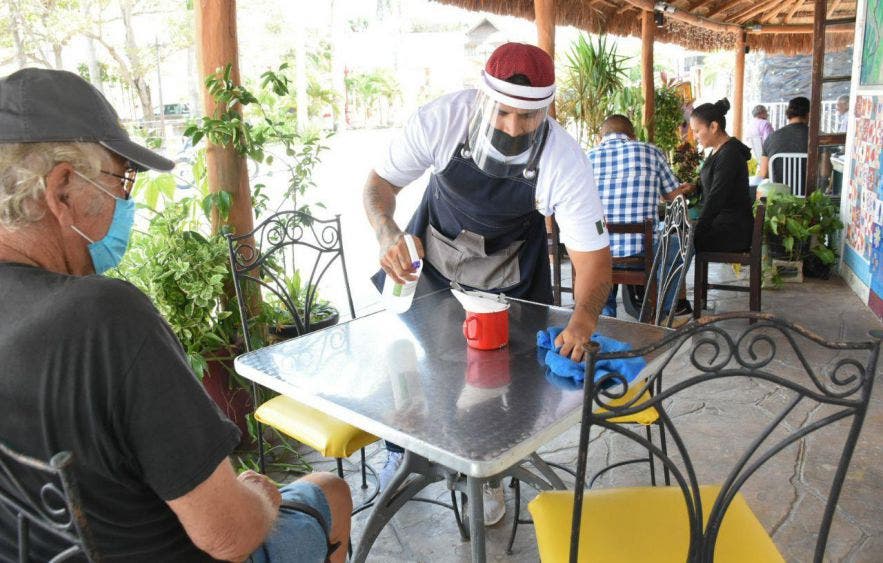 Alrededor de 140 prestadores de servicios y empresas relacionadas con el turismo en el destino, se han inscrito para obtener la Certificación en Protección y Prevención Sanitaria en Instalaciones Turísticas, refiere