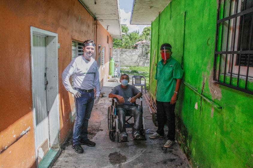 En diversas colonias de Cozumel, entrega el Presidente Municipal sillas de ruedas a personas que lo gestionaron a través de la Dirección de Desarrollo Social