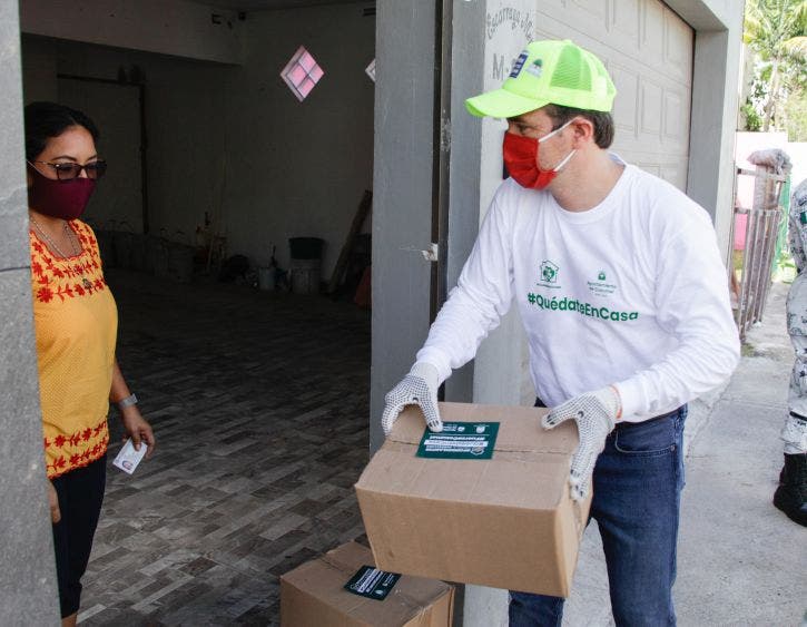 En esta nueva etapa de reactivación económica y turística, seguimos sumando esfuerzos con el Gobierno del Estado, las fuerzas armadas, empresarios y diversos sectores de la población, para apoyar con despensas a las familias de Cozumel, destaca Pedro Joaquín Delbouis