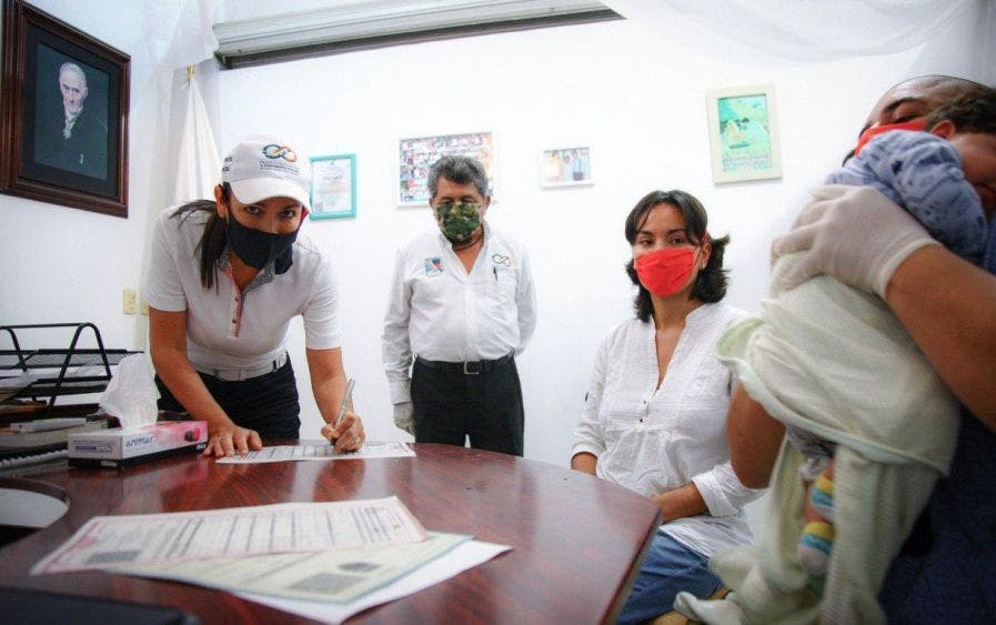 Constata la alcaldesa la atención presencial que se brinda a ciudadanos, en lo que es un inicio paulatino y ordenado de los servicios bajo estrictas medidas sanitarias