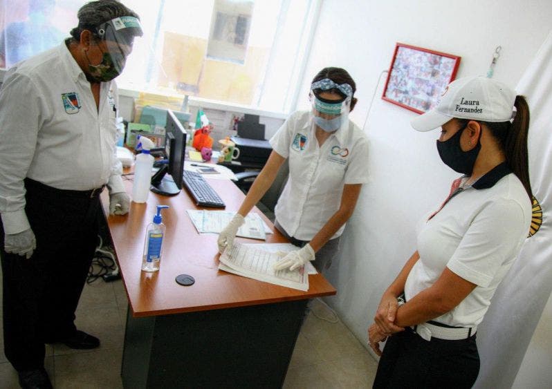 “Seguimos estrictos protocolos de prevención para proteger a las y los portomorelenses que acudan a todas las oficinas de atención al público del Ayuntamiento, así como a nuestro personal”, indica