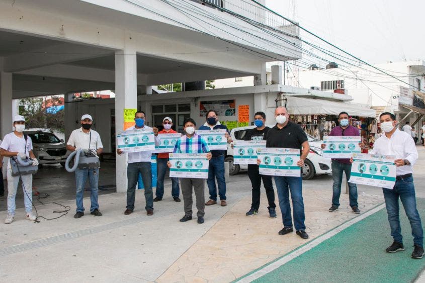 Sanitiza taxis y vans para que usuarios viajen seguros y siguiendo las indicaciones necesarias.