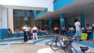 Comerciantes ‘no esenciales’ se manifiestan para pedir reactivación de sus servicios.