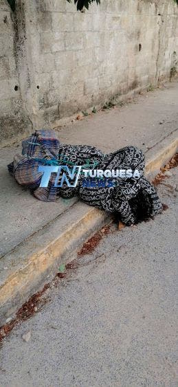 Hallan cuerpo encobijado en la Sm 72 de Cancún; no se sabe si se trata de un hombre o una mujer esta nueva víctima del crimen organizado.