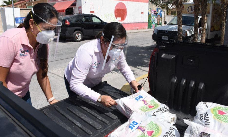 Empleados municipales toman el curso que imparte en línea el Instituto Mexicano del Seguro Social para reducir riesgos de contagios de coronavirus SARS CoV-2