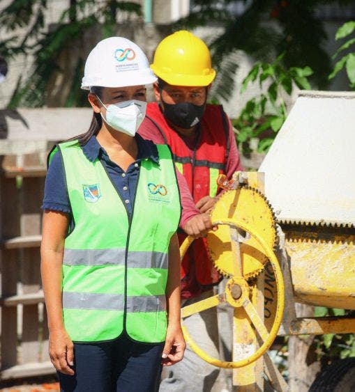 La Presidenta Municipal da el banderazo de arranque de la obra en la colonia Joaquín Zetina Gasca