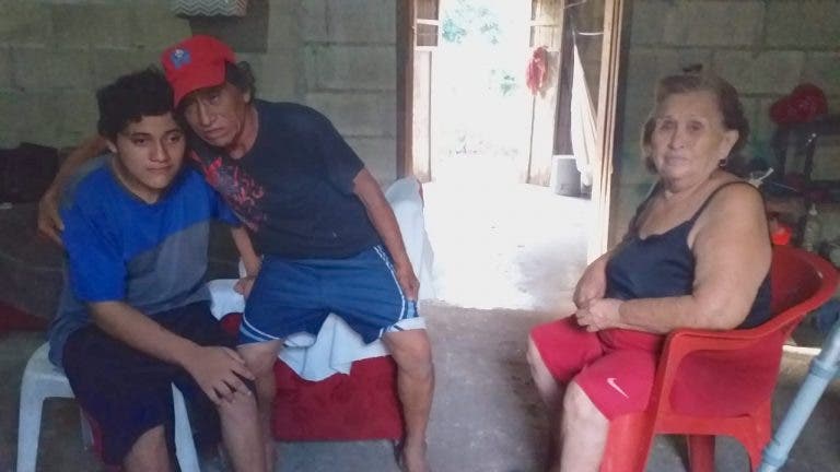 Sergio Javier Lizama con sus familiares.