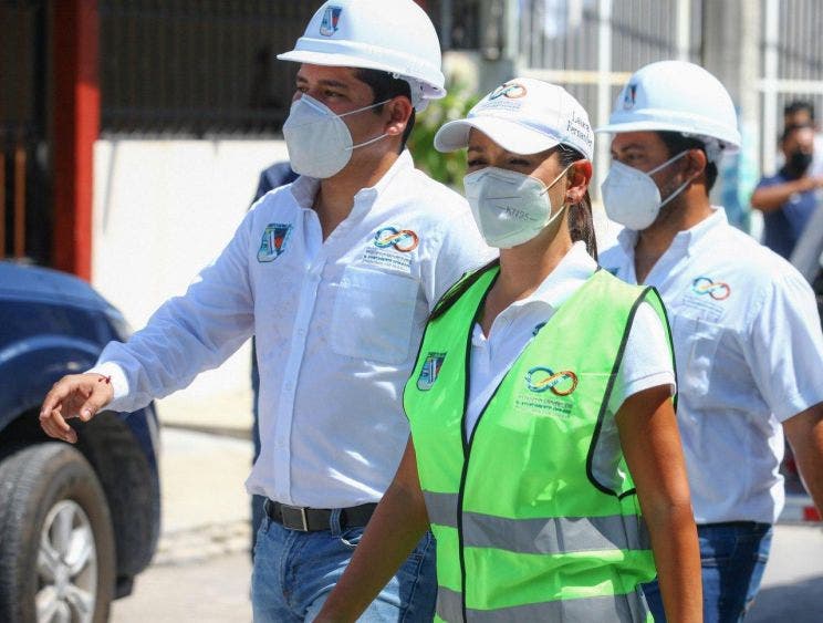 Supervisa Laura Fernández construcción de banquetas y guarniciones en la colonia Zetina Gasca, trabajos que traerán mejor calidad de vida