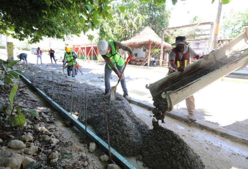 Durante el recorrido, la Presidenta Municipal de Puerto Morelos invita a los vecinos a ser portavoces en la comunidad, del mensaje de cuidarse ante el Covid-19