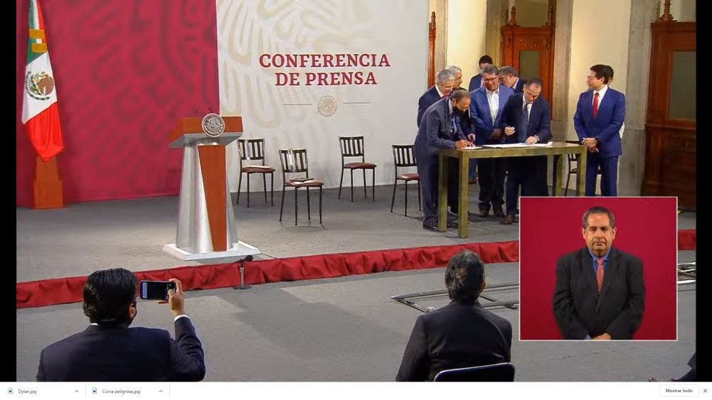 Firma del acuerdo entre representantes de la clase trabajadora, empresarios y Gobierno de AMLO para la iniciativa de reforma al sistema de pensiones.