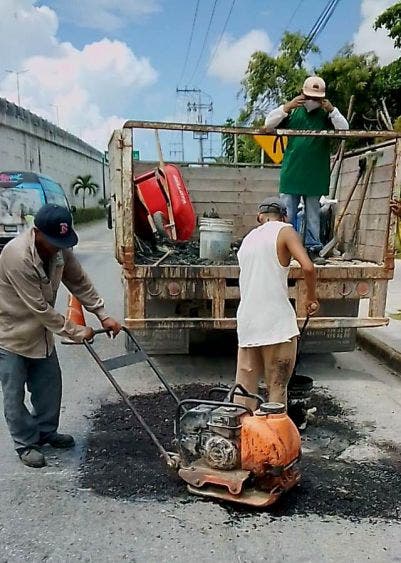 Estas acciones forman parte de un programa de atención a las vialidades del municipio, que se activa regularmente después de jornadas de intensa lluvia, indica
