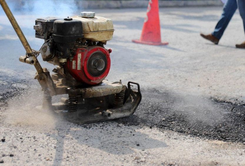 Continúa gobierno de Laura Fernández con trabajos de bacheo en Puerto Morelos, a fin de brindar a la ciudadania vialidades en óptimas condiciones