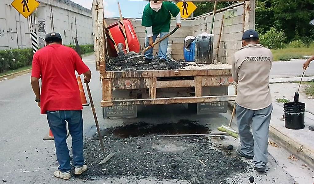 Cuadrillas de trabajadores de la Dirección de Servicios Públicos laboran todos los días, para reparar las arterias viales del municipio, señala la alcaldesa