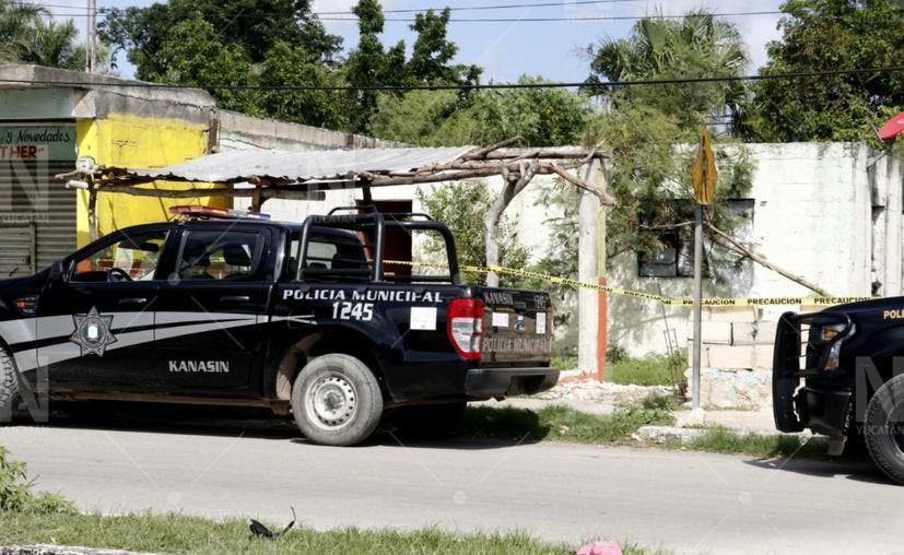 Policías de Kanasín en el lugar de los hechos (Foto: Novedades de Yucatán)
