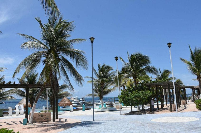 Gobierno de Laura Fernández da mantenimiento al alumbrado público de la ventana al mar, como parte de los trabajos de mejoramiento de imagen