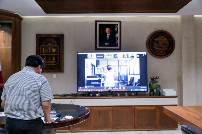 A desempeñar sus funciones con estricta observancia de la ley y con elevado espíritu de servicios para los ciudadanos.