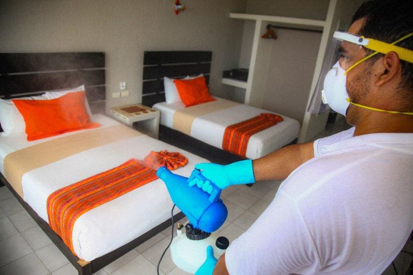 Destaca Laura Fernández protocolos sanitarios en pequeños hoteles de Puerto Morelos, para proteger al personal y a los huéspedes