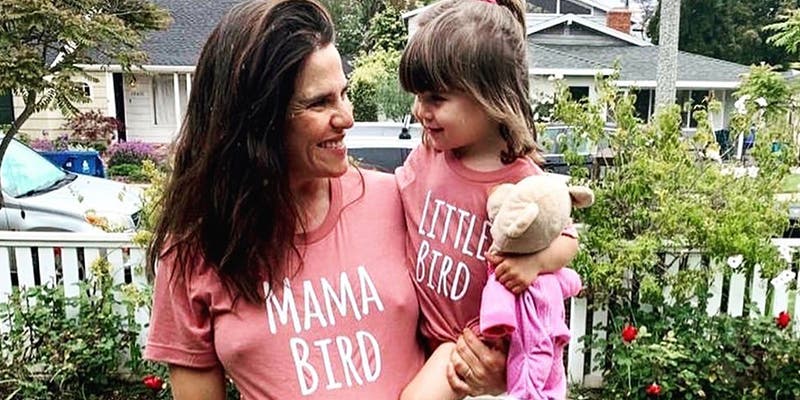 Karla Souza normaliza la lactancia con foto amamantando a sus hijos