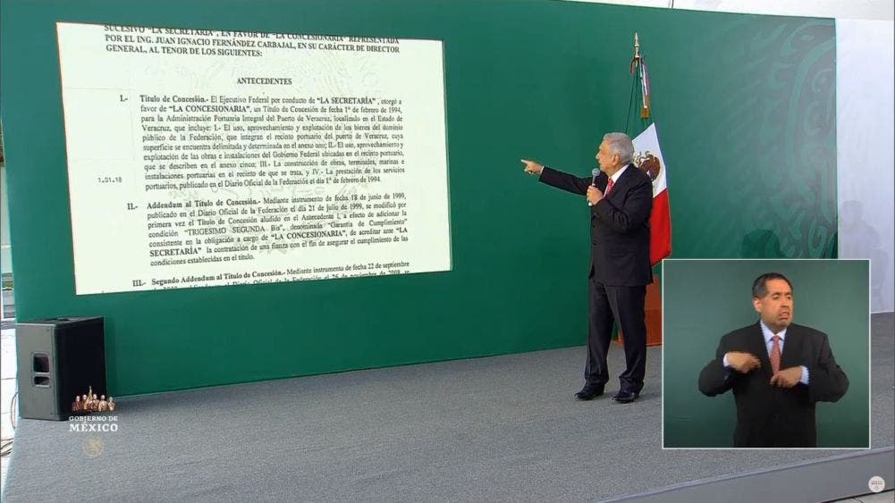 El presidente Andrés Manuel López Obrador muestra la prórroga de la concesión del puerto de Veracruz, durante la conferencia matutina del 19 de agosto de 2020 realizada en la ciudad de Querétaro.