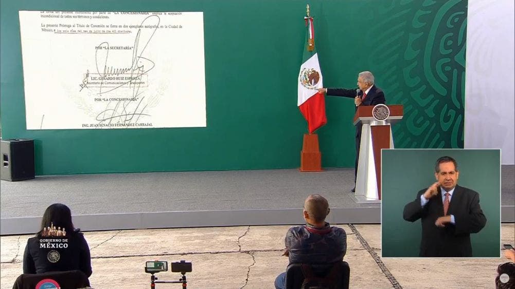 El Presidente Andrés Manuel López Obrador muestra la firma del entonces secretario de Comunicaciones y Transportes, Gerardo Ruiz Esparza, ya fallecido.