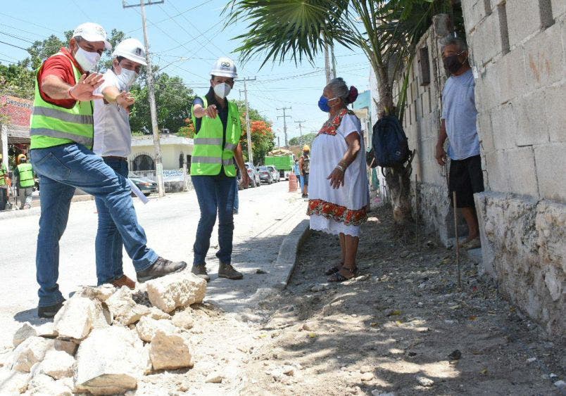 La Presidenta Municipal de Puerto Morelos realiza un recorrido de supervisión por la obra en la Supermanzana 17