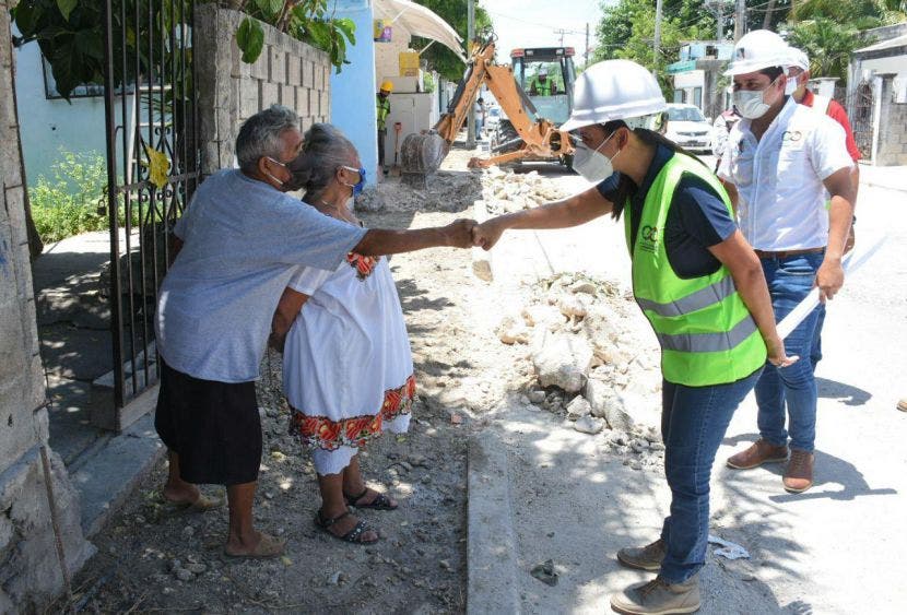 Luego de mas de 35 años, vecinos de la Zetina Gazca ven sus primeras banquetas: Laura Fernández, las obras registran avance del 35 por ciento
