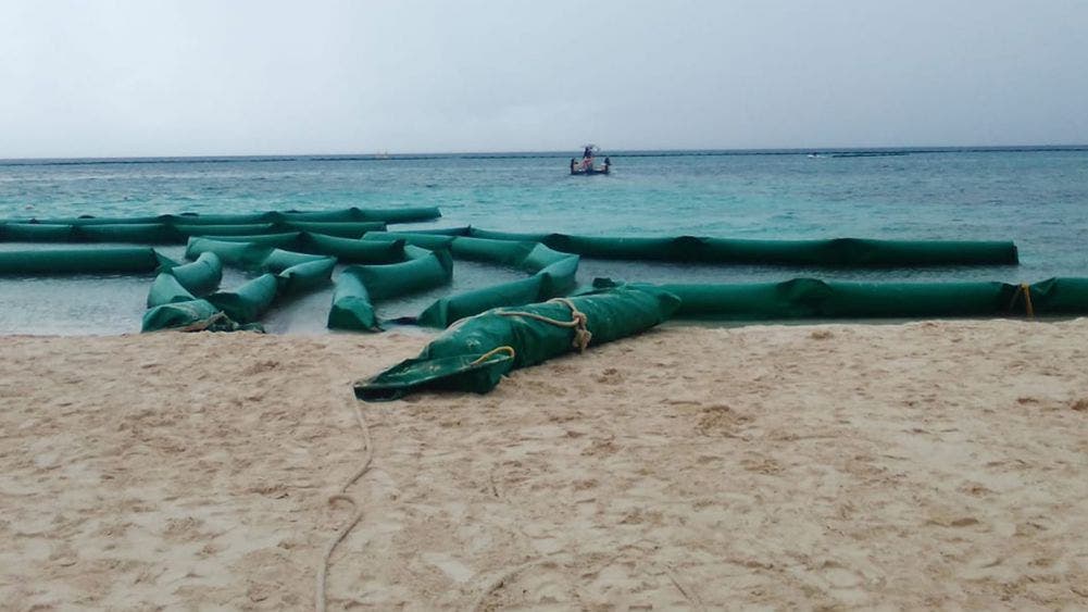Recolocarán barreras antisargazo retiradas por mal clima