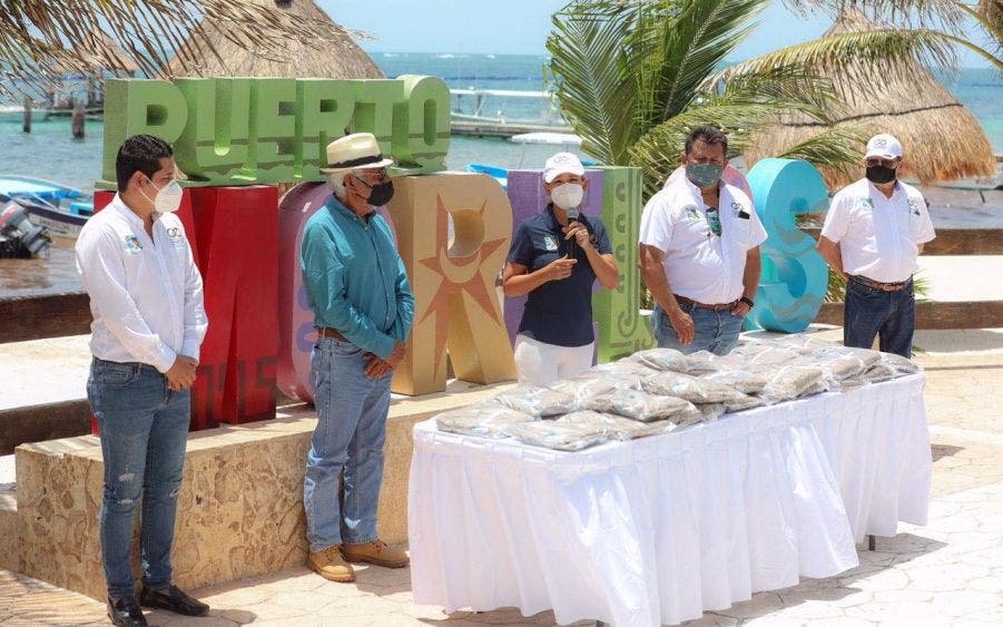 Entrega Laura Fernández uniformes a trabajadores de la dirección de servicios públicos, a quienes reiteró un reconocimiento por la labor que realizan