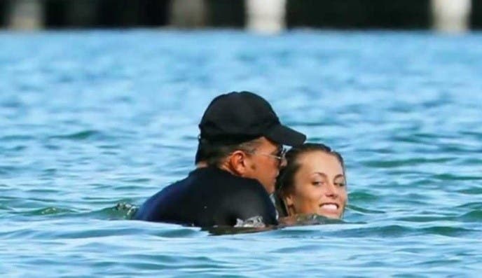 Captan a Luis Miguel y su novia haciendo "cositas" bajo el agua