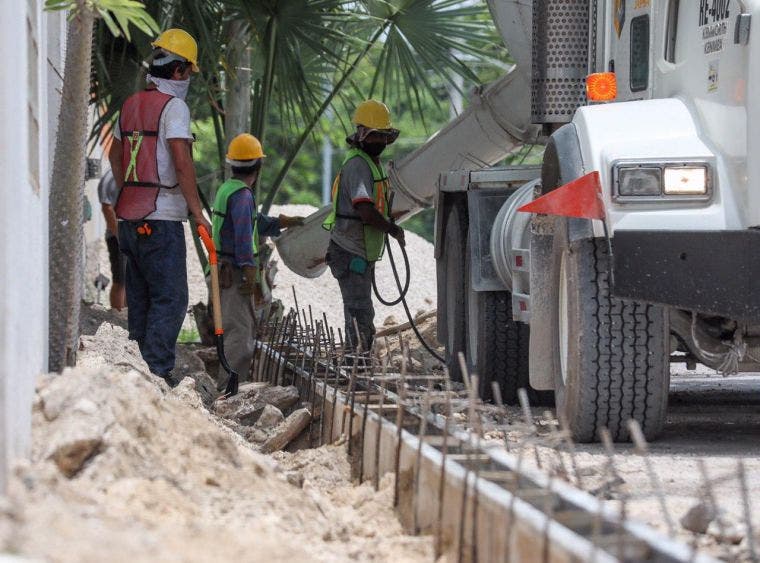 La alcaldesa recorre La Fe y Tierra Nueva, donde se realizan trabajos de pavimentación, y la Zetina Gasca, para constatar el avance de la construcción de banquetas y guarniciones
