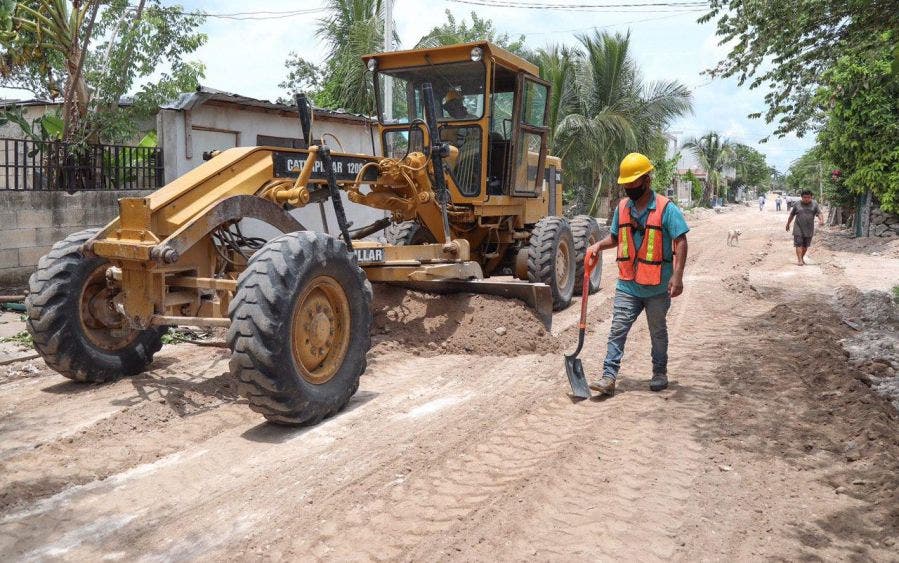 La Presidenta Municipal saluda a vecinos, quienes le reiteran su agradecimiento por dotar a Puerto Morelos de infraestructura urbana