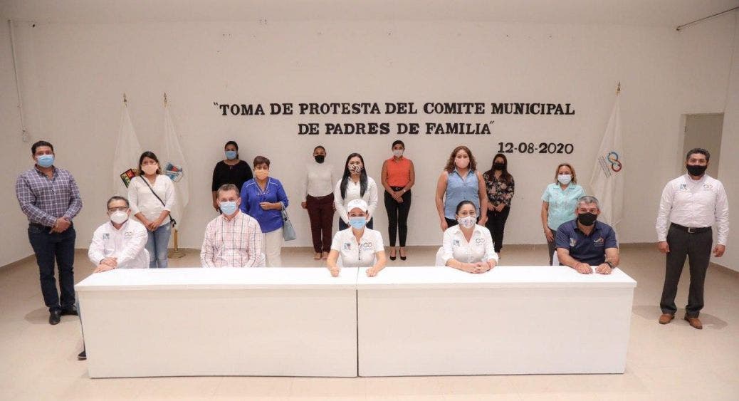 La presidenta municipal Laura Fernández Piña felicita a los integrantes de este organismo social que será portavoz y representante ante las autoridades educativas