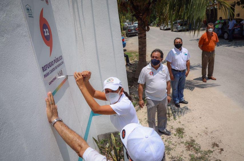 Instala Laura Fernández indicadores de refugios anticiclónicos en Puerto Morelos, como parte de las acciones preventivas de la actual temporada ciclónica