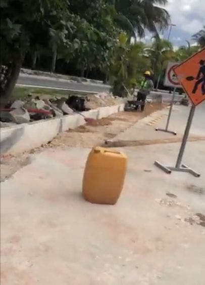 Demuelen la ciclovía en el km 1.5 del Bulevar Kukulcán; arrancaron las obras viales a la entrada de Puerto Cancún.