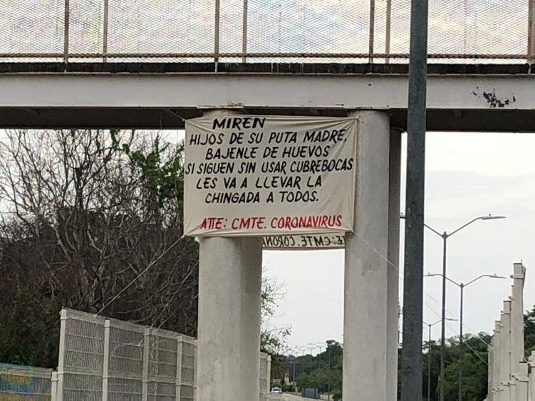 Amenazan con levantar a quien no use cubrebocas en JMM; esta mañana aparecieron dos mantas a la altura de la Uimqroo.