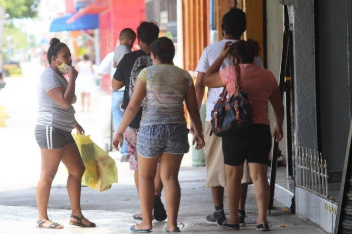 Chetumaleños dejan el encierro por el semáforo naranja; el fin de semana se incrementó la movilidad y concentración de personas en el Centro.
