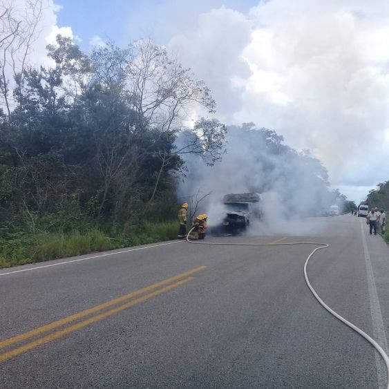 Se incendia un vehículo por la comunidad de San Ángel; la unidad de tres toneladas transportaba material de construcción.