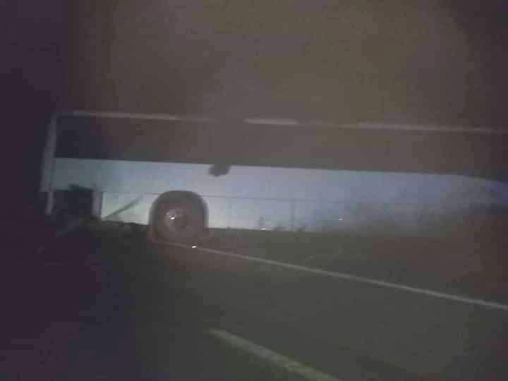 Se accidentan trabajadores del hotel Moon Palace; el autobús en el que viajaban se salió de la carretera cuando el chofer intentó rebasar.