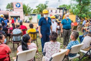 El diputado Luis Alegre encabeza programa echándole los kilos por la colonia Jordán.