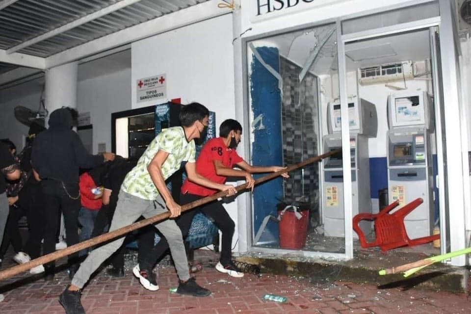 A pesar de lo dicho por el diputado, la tardía intervención de la policía permitió a los "manifestantes" destruir hasta los cajeros automáticos de la dirección de tránsito que vandalizaron a placer (Foto cortesía Elizabeth Ruiz)