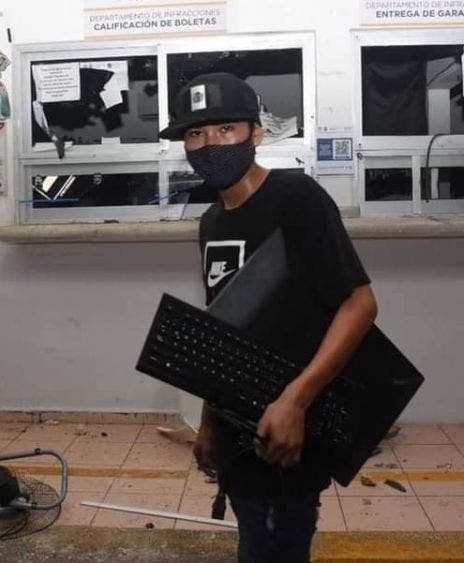 A pesar de lo dicho por el diputado, la tardía intervención de la policía permitió a los "manifestantes" saquear equipo de computo de la dirección de tránsito que vandalizaron a placer. (Foto cortesía Elizabeth Ruiz)