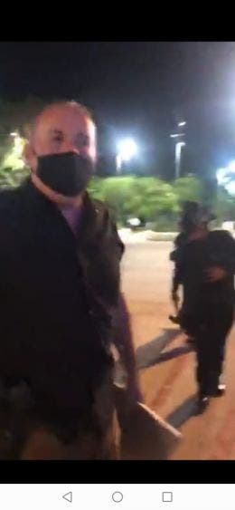 Cae jefe policiaco de Cancún por represión a manifestantes; ordena presidenta municipal la destitución de Eduardo Santamaría.