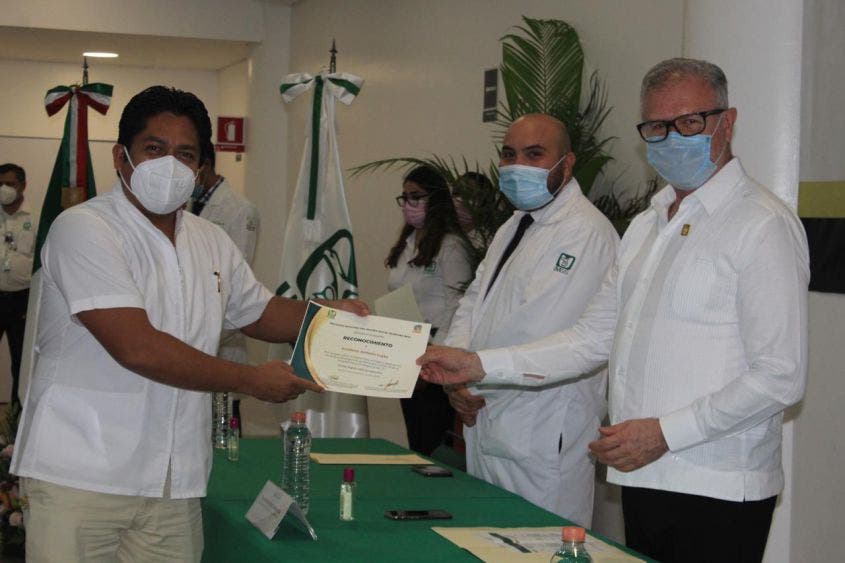 Entrega de reconocimientos para trabajadores del IMSS Quintana Roo.