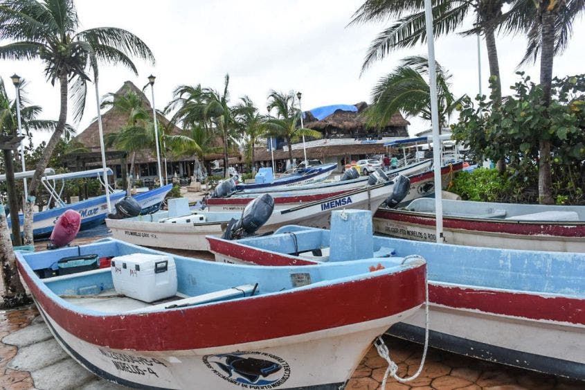 El ayuntamiento brinda apoyo a náuticos para retirar sus embarcaciones del mar, ante posibles fuertes oleajes que pudiera provocar el huracán “Eta” que afecta a Centroamérica