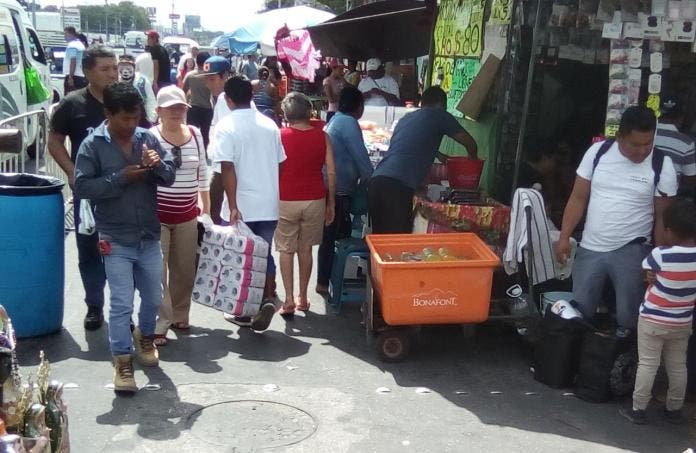 Aprovechan colonos tianguis de la 100 para vender sin medidas sanitarias; puestos invaden las banquetas y los frentes de las viviendas.