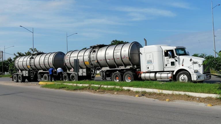 Por rebasar un tráiler, terminan aplastados en el periférico oriente de Mérida