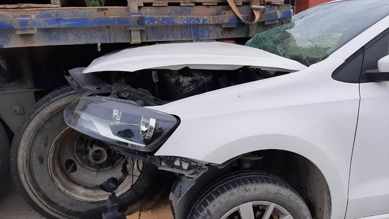 Conductor se impacta contra un camión de carga sobre el Periférico de Mérida