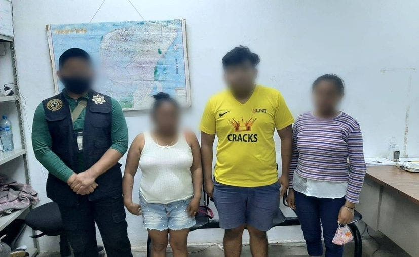 Joven Georgina junto a su madre